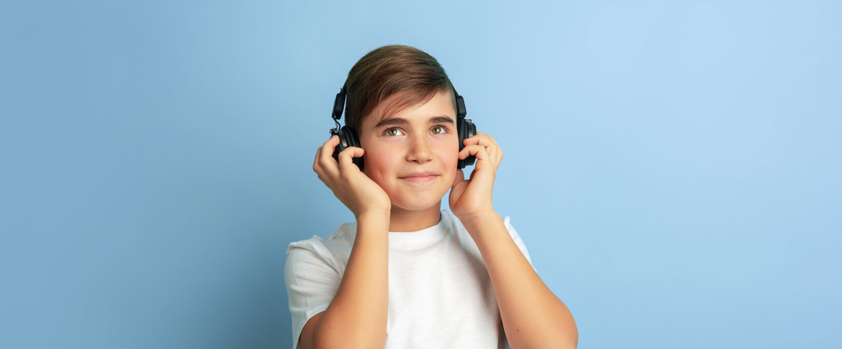 Młody chłopak z słuchawkami na uszach