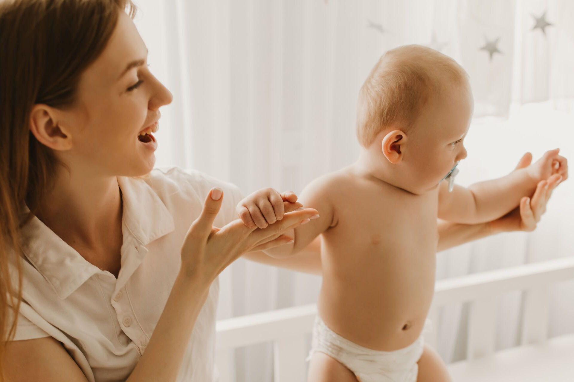 kochająca młoda matka przytulająca małe dziecko, ciesząca się czułymi chwilami